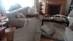 The mess in the living room on the first floor of the Del Río couple's house;  behind the armchair on the left are the boxes packed for the early move;  A bullet casing was found next to the armchair on the right.