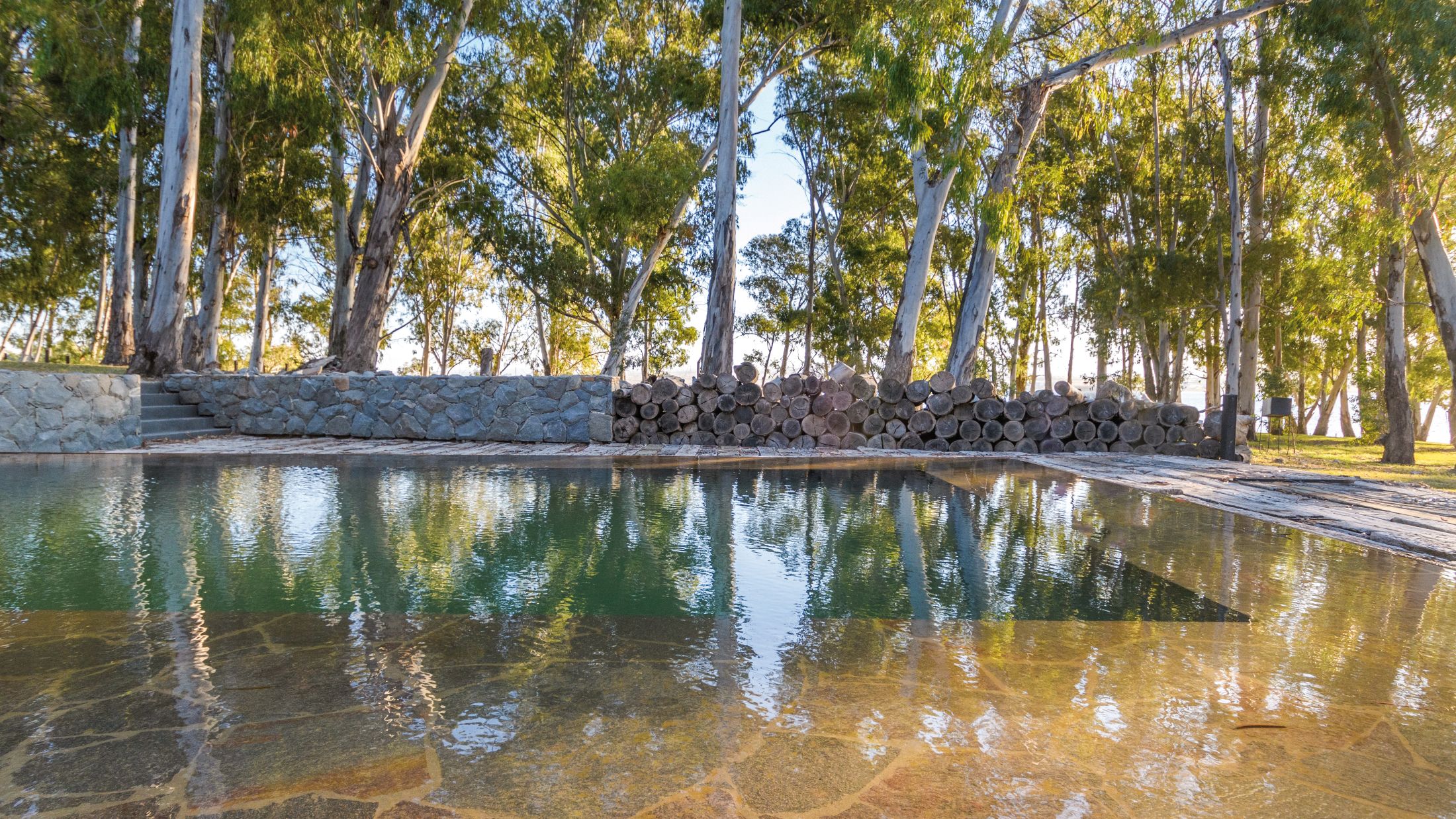 The disused quebracho sleepers consolidate the surroundings and link the sectors of the landscape.