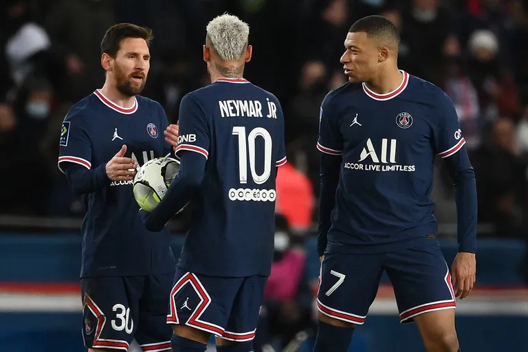 The trident Messi, Neymar and Mbappé deliberate on a free kick that the Argentine finally executed