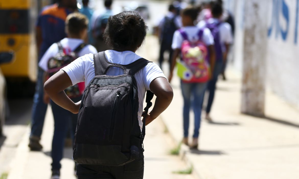 School Census: more than 650,000 children dropped out of school in three years