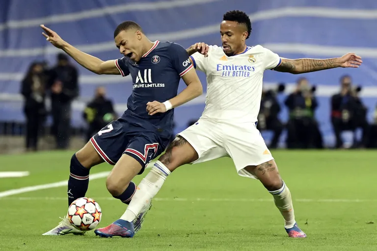 Paris Saint-Germain's French forward Kylian Mbappe (L) vies with Real Madrid's Brazilian defender Eder Militao during the UEFA Champions League round of 16 second league football match between Real Madrid CF and Paris Saint-Germain at the Santiago Bernabeu stadium in Madrid on March 9 , 2022. (Photo by JAVIER SORIANO / AFP)