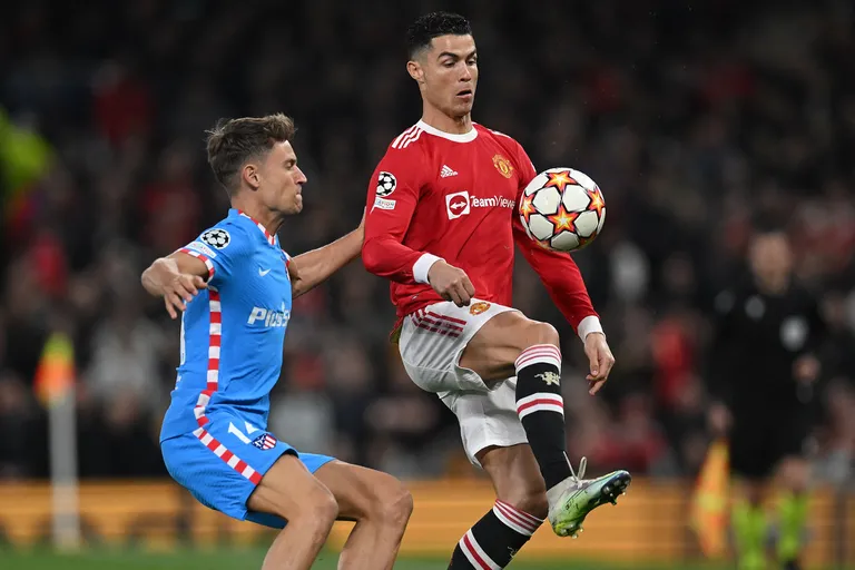 Cristiano Ronaldo is pressured by Marcos Llorente;  Manchester United and Atlético de Madrid did not take advantage of each other in the first leg and the passage to Old Trafford is defined