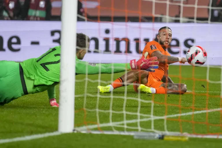 Memphis Depay (right) scores the second goal for the Netherlands in the 2-0 victory against Norway in the World Cup qualifiers, on Tuesday, November 16, 2021. Another of the historic ones that make up the ciborium 2
