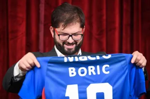 Gabriel Boric, with the Tigre shirt that Sergio Massa gave him