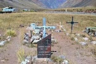 The remains of Bernardo Razquin are found in the Andinista Cemetery, near Puente del Inca, in Mendoza, and his epitaph reads: 