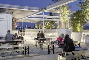 The cafeteria on the terrace has a continuity in the open air and is freely accessible