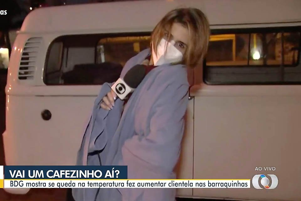 Reporter Rosane Mendes uses a blanket at Bom Dia Goiás