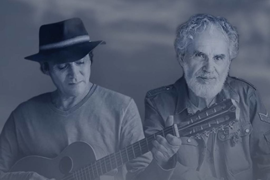 The singers Almir Sater (left) and Renato Teixeira (right) in gray filter art - Metrópoles