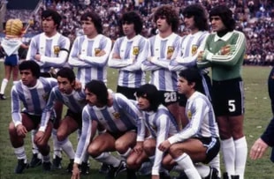 The formation of Argentina that won the 1978 World Cup final: Mario Kempes, between Alberto Tarantini and Ubaldo Fillol, the only player on the list who played abroad