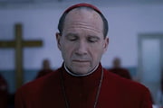 Conclave brings behind the scenes of the choice of the new Pope and a "Battle of Interests" among the cardinals to assume the post