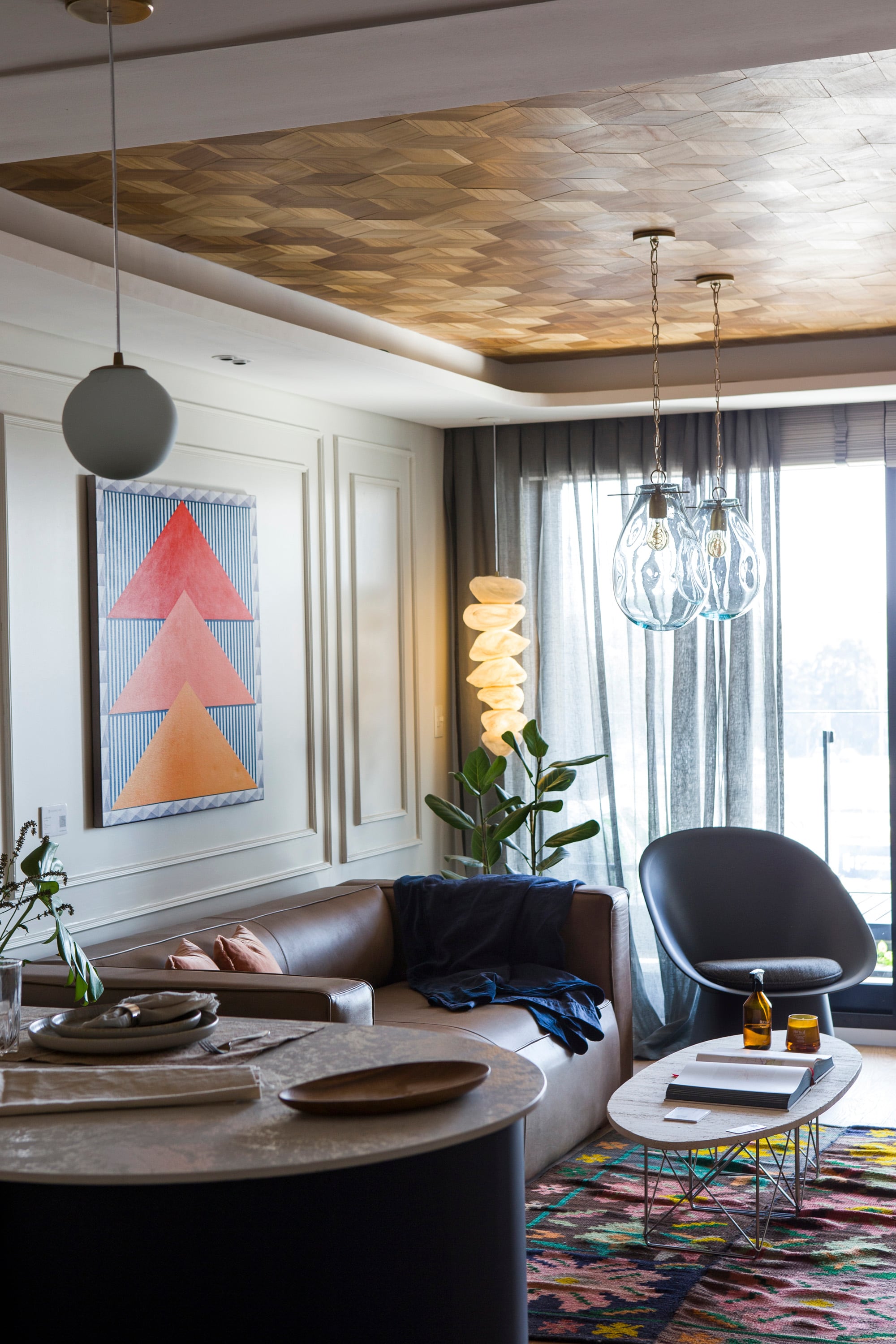 It was played with the neutral box, adding moldings on the walls that provide classic and European touches.