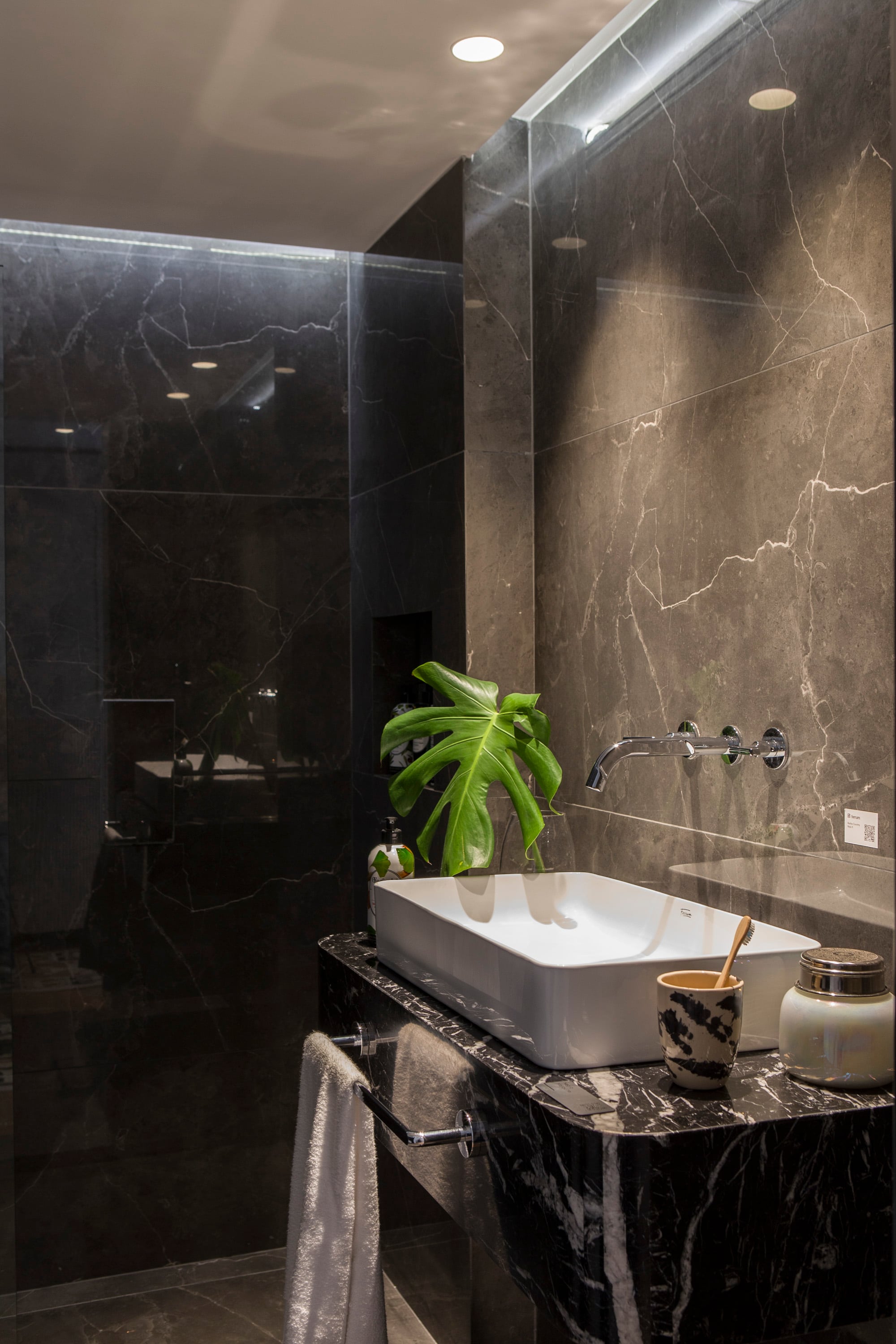 A tip to apply: incorporate a green plant or arrangement softens the dark spaces.