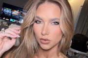 Virginia Fonseca poses serious and loose hair for social networks